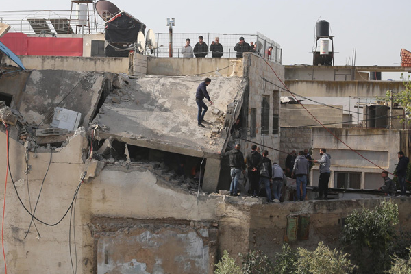 İsrail askerleri şehit ettiği Filistinlinin evini yıktı