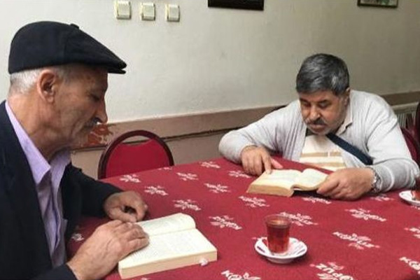Kahvede 1 saat kitap okuyana, çay ücretsiz