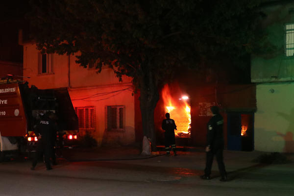 Ailesiyle tartıştı evini yaktı