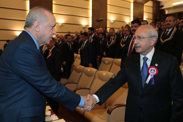 Erdoğan ile Kılıçdaroğlu el sıkıştı