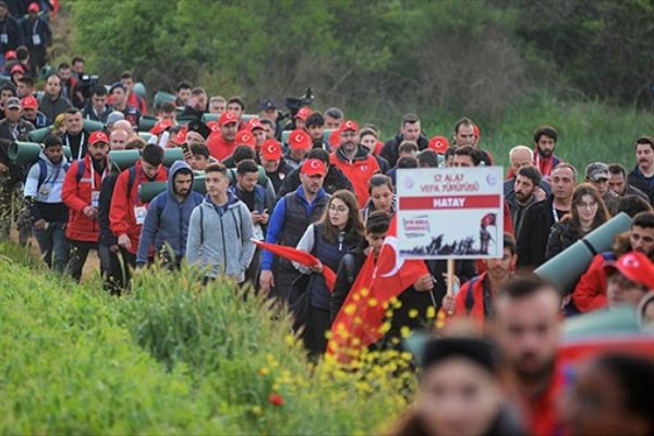 Gençler atalarının izinde Conkbayırı'na yürüdü