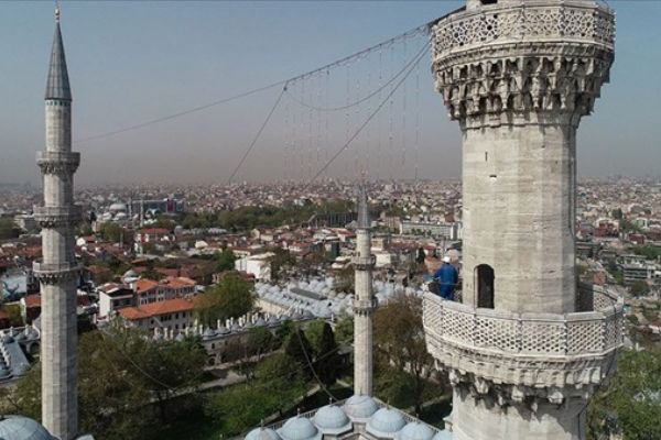 İstanbul camilerinin gerdanlıkları asılıyor
