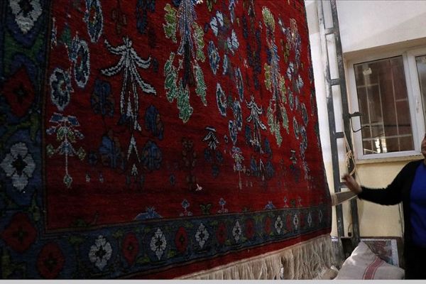 Anadolu motiflerini dokudukları halılarda yaşatıyorlar