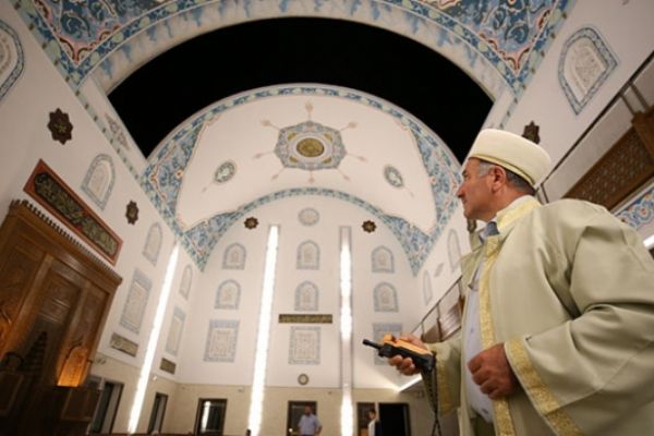Kubbesi açılan Safa Camii'ne yoğun ilgi