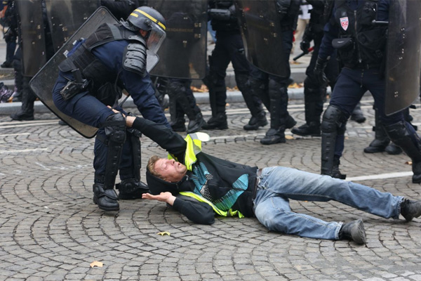 Fransa'da polis şiddetine 220 adli soruşturma