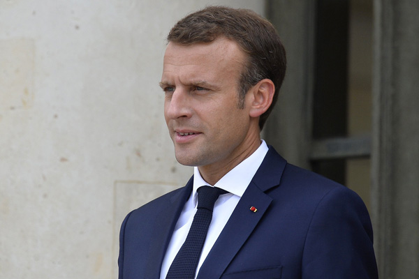 Macron'dan geri adım: Vergileri düşürüyor