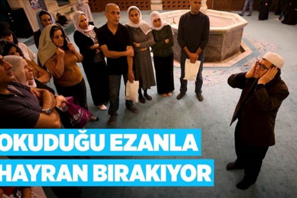 Makamlarıyla okuduğu ezanla ziyaretçileri hayran bırakıyor