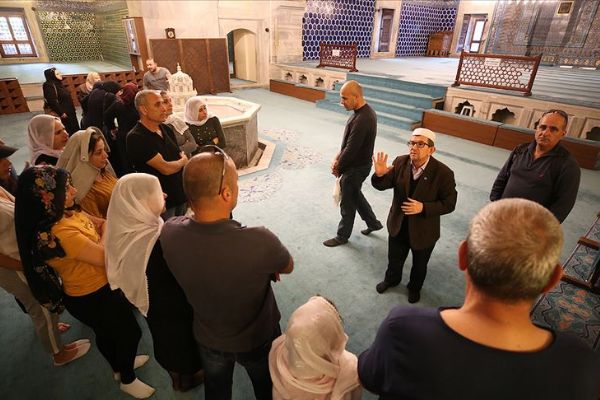 Makamlarıyla okuduğu ezanla ziyaretçileri hayran bırakıyor