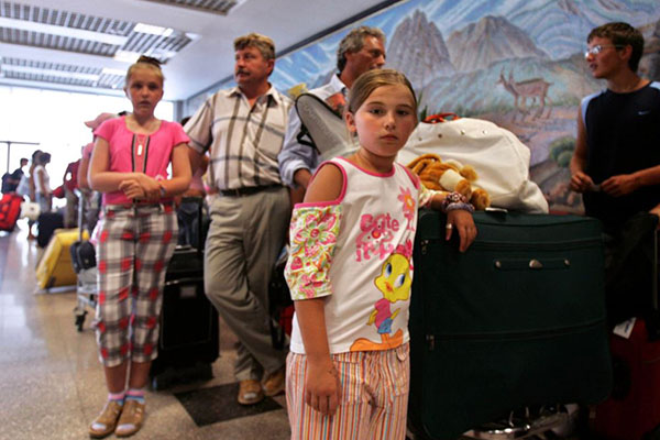 İzvestiya gazetesi: Borç yüzünden 3 milyon Rus vatandaşı, yurt dışına çıkamıyor