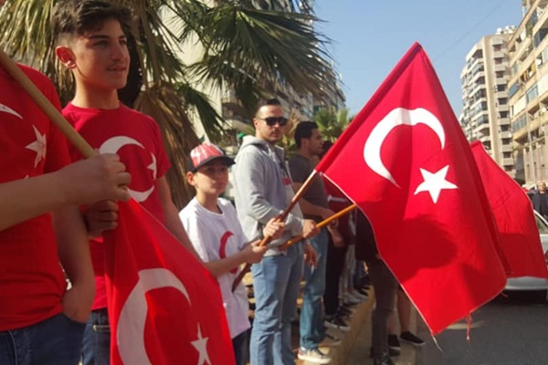 Lübnan'da Türk bayrağının yakılması protesto edildi