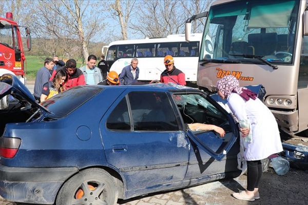 İşçileri taşıyan midibüs otomobille çarpıştı: 12 yaralı