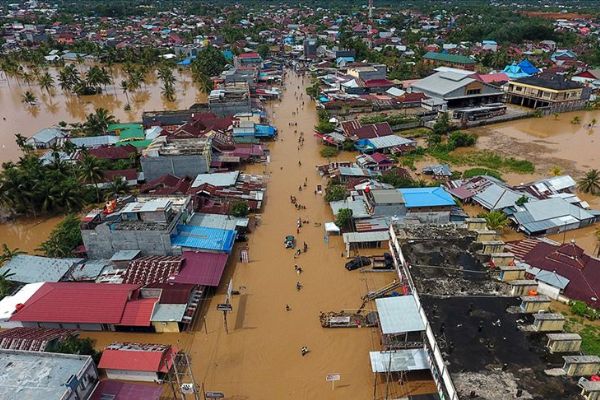 Endonezya'daki sel ve toprak kaymasında ölenlerin sayısı 31'e çıktı