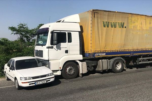 Otomobil tırın önünde 300 metre sürüklendi