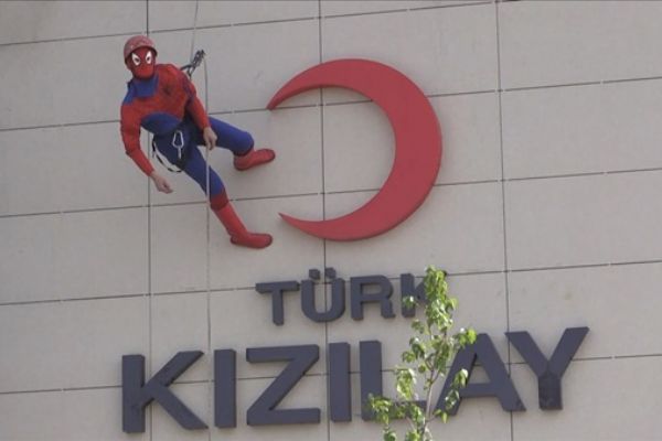 'Örümcek Adam' camdan girip kan verdi