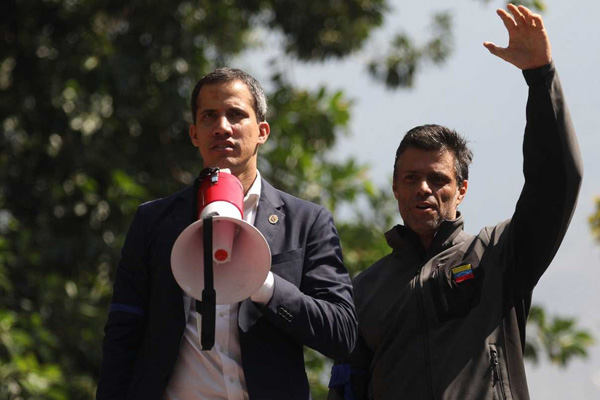 Venezuelalı muhalif lider Leopoldo Lopez, önce Şili sonra İspanya Büyükelçiliğine sığındı