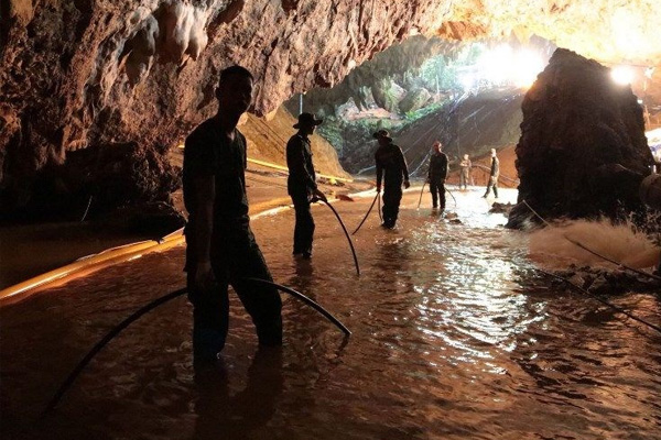 Tayland'da mağarada mahsur kalan futbolcuların yaşadıkları dizi olacak