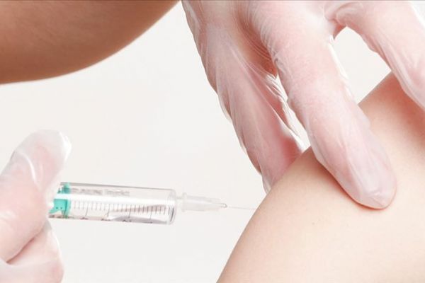 'Aşı konusunda aileleri biraz zorlayıcı girişimlerde bulunulması lazım'