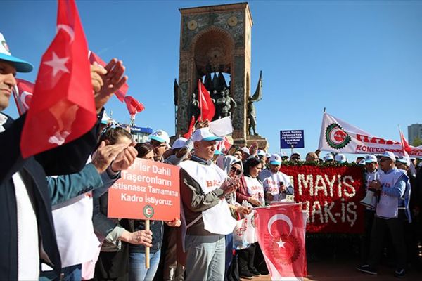 TÜRK-İŞ ve Hak-İş üyeleri Kazancı Yokuşu'na karanfil bıraktı