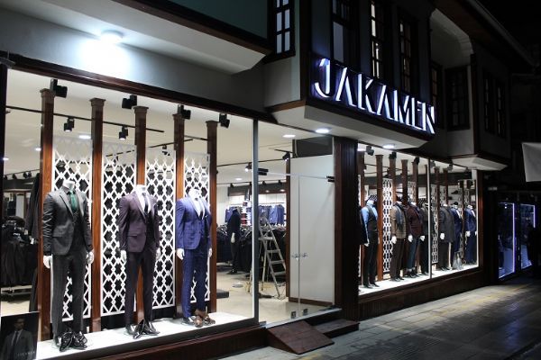 Jakamen dünyayı giydiriyor