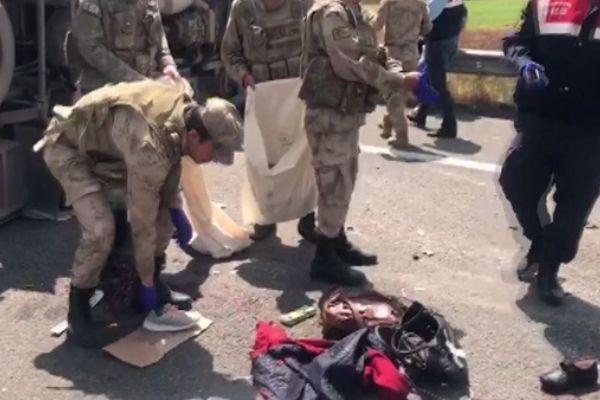 İşçileri taşıyan midibüs devrildi