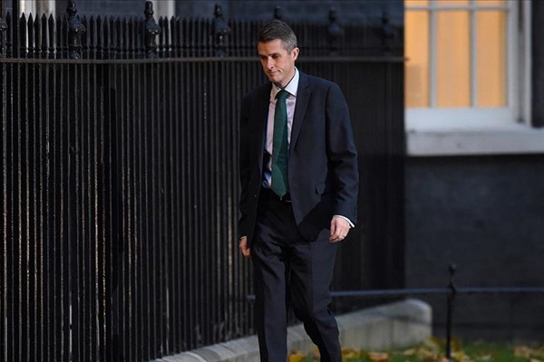 İngiltere Savunma Bakanı görevden alındı