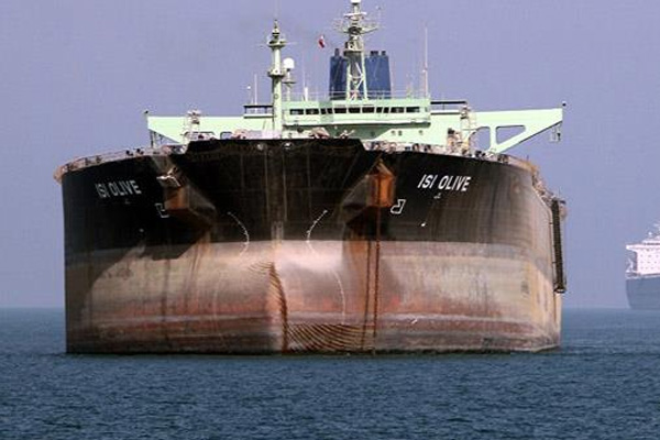 İran petrol gemisi Cidde Limanı'na çekildi