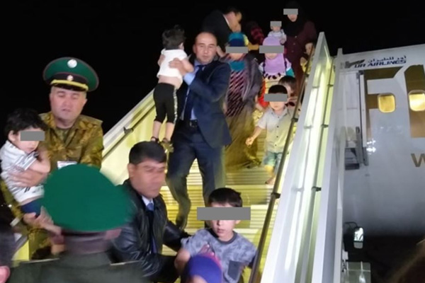 Tacikistan IŞİD'li vatandaşlarına ait 84 çocuğu teslim aldı