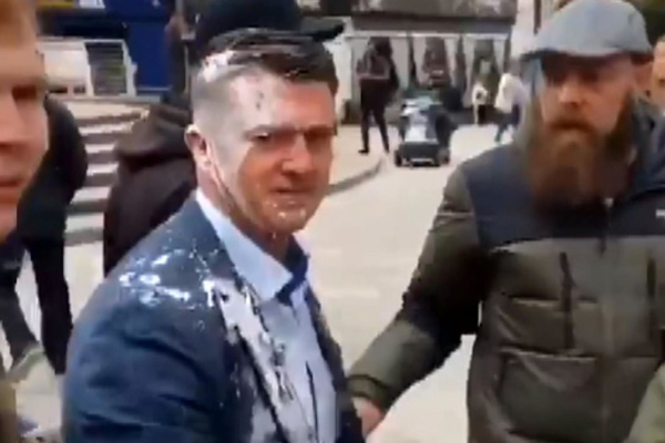 İngiltere’de ırkçı siyasetçi, yüzüne içecek atan genci darp etti