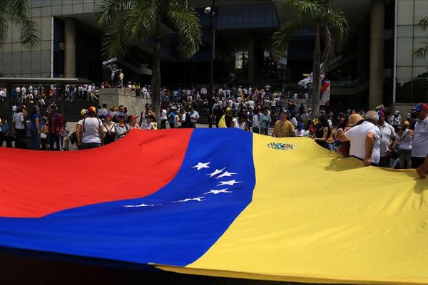 Venezuela'da muhalefet cumartesi sokakta
