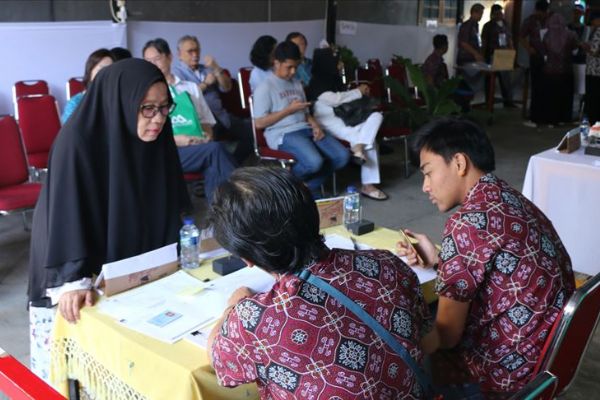 Endonezya'da iki seçimin aynı gün yapılmasının bilançosu ağırlaşıyor