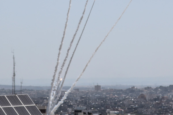 Gazze'den İsrail'e onlarca roket atıldı