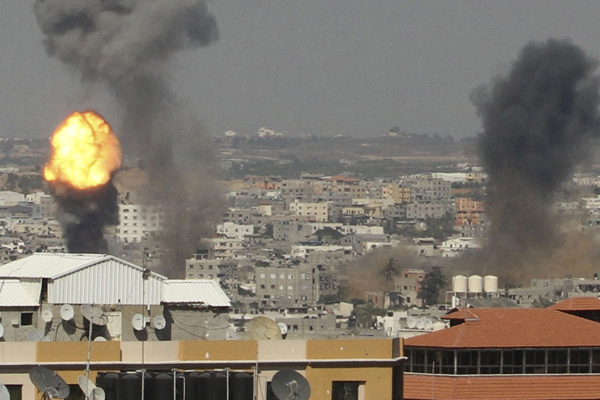 İsrail uçakları Gazze'yi bombalıyor