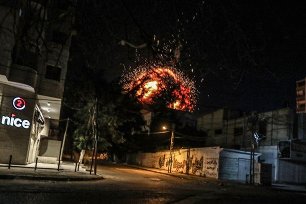 İsrail, Gazze'de AA'nın ofisinin de bulunduğu binayı vurdu