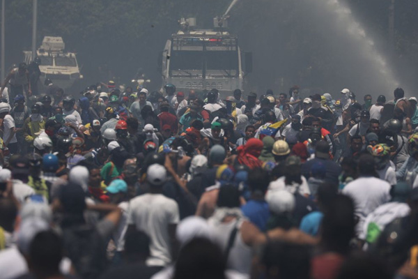 Venezuela halkı Washington Büyükelçiliğinde