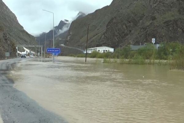 Zap Suyu taştı, yollar su altında kaldı