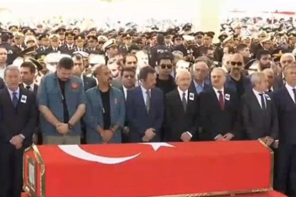 Kılıçdaroğlu şehit Yüzbaşı’nın cenaze törenine gitti