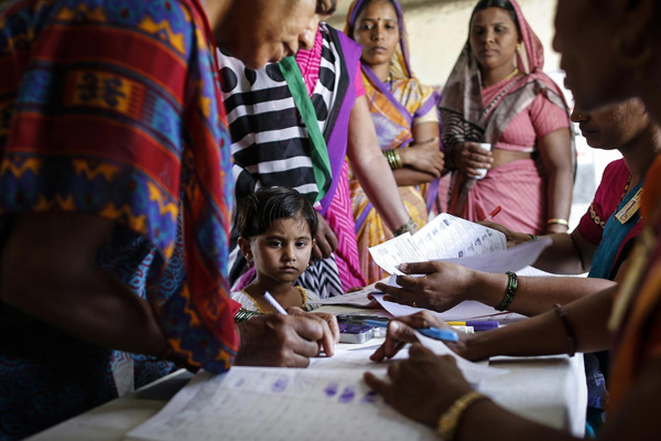 Hindistan'da oy kullanımı 6 haftadır devam ediyor