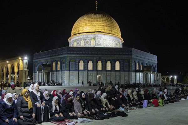 Mescid-i Aksa’da ilk teravih kılındı