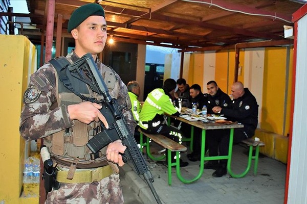 İlk iftarlarını kontrol noktasında nöbetleşe yaptılar