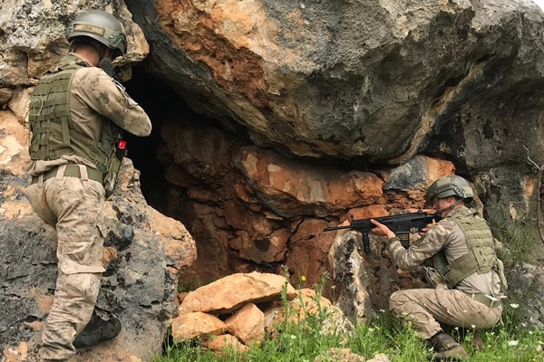 Diyarbakır'da PKK'ya ait 3 sığınak imha edildi