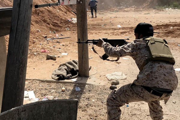 Hafter'e bağlı uçaklar Trablus'u vurdu