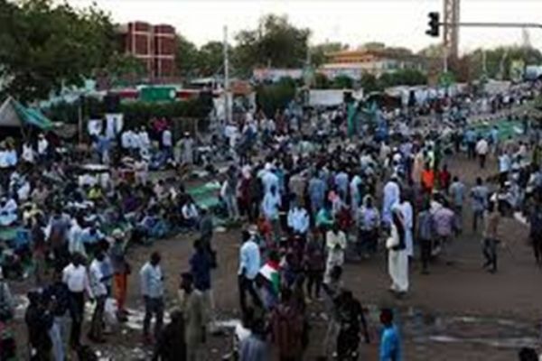 Sudan'da göstericiler orucunu meydanda açtı
