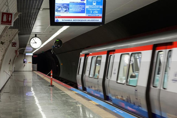İstanbul'da raylı sistemde sefer saatleri uzatıldı