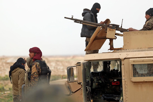 Koalisyon Esed'e petrol taşıyan PYD tankerlerini vurdu