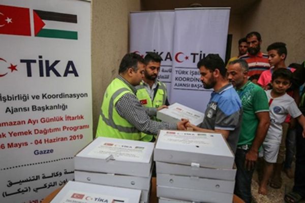 TİKA Gazze'de ihtiyaç sahibi ailelere iftar yemeği dağıtıyor