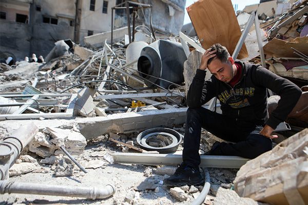 Bütün hayalleri, İsrail’in füzeyle yıktığı evlerinin molozları altında kaldı!