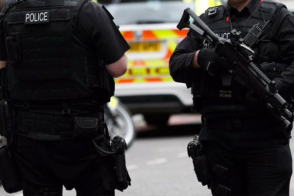 Londra'da silahlı bir kişi camiye girmeye çalıştı