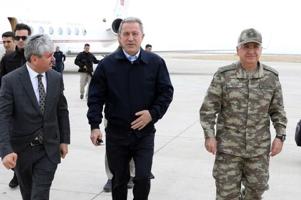 Bakan Akar ve komutanlar sınır hattında