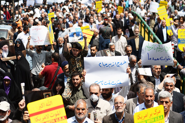 İran halkından hükümetin nükleer kararına destek