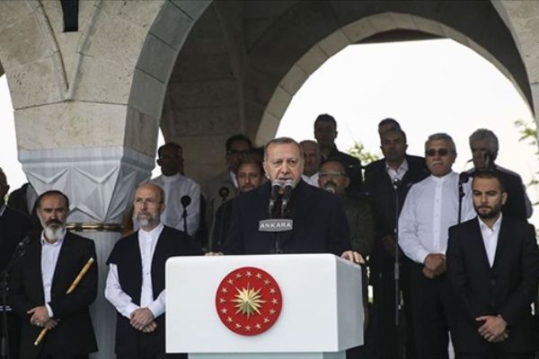 'Camilerin süsü cemaatidir, özellikle de gençlerdir'